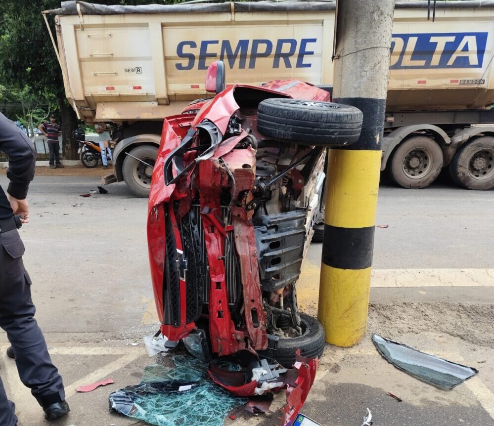 Carro capota após bater em carreta e atingir poste na avenida Getúlio Vargas, em João Monlevade; três pessoas ficam feridas