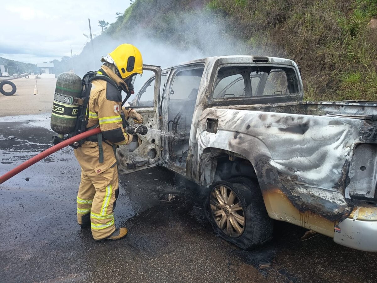 Caminhonete fica completamente destruída após incêndio na MGC-129, em Itabira