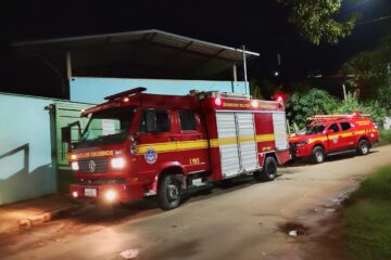 Casa vazia pega fogo e vizinhos se juntam para conter as chamas, em Monlevade