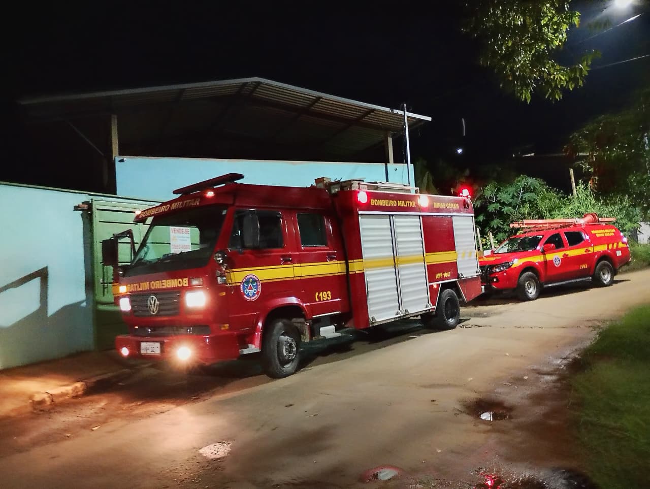 Casa vazia pega fogo e vizinhos se juntam para conter as chamas, em Monlevade