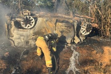 Jeep pega fogo após colisão e deixa dois mortos na MGC-135