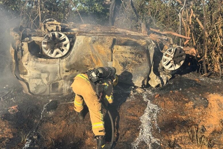 Jeep pega fogo após colisão e deixa dois mortos na MGC-135