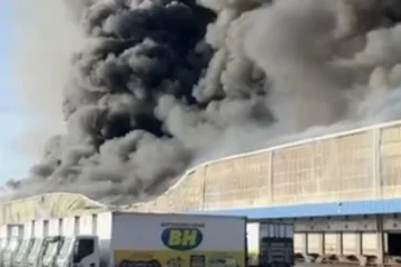 Incêndio destrói depósito da rede Supermercados BH e galpões de outras empresas no Espírito Santo