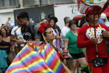 Blocos, matinês e shows animam o CarnaPrata 2026 em São Domingos do Prata. Veja as atrações confirmadas