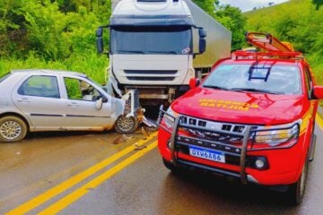 Batida frontal entre carro e carreta deixa motorista morto na MGC-120, entre Itabira e Nova Era