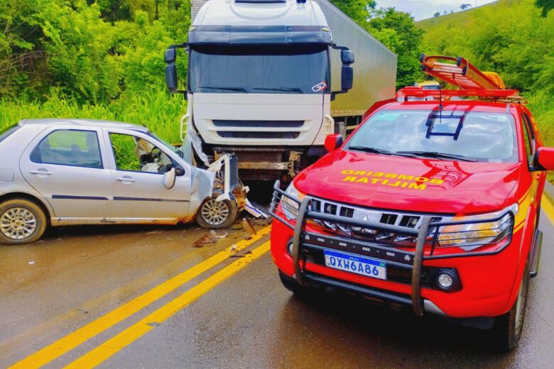 Batida frontal entre carro e carreta deixa motorista morto na MGC-120, entre Itabira e Nova Era