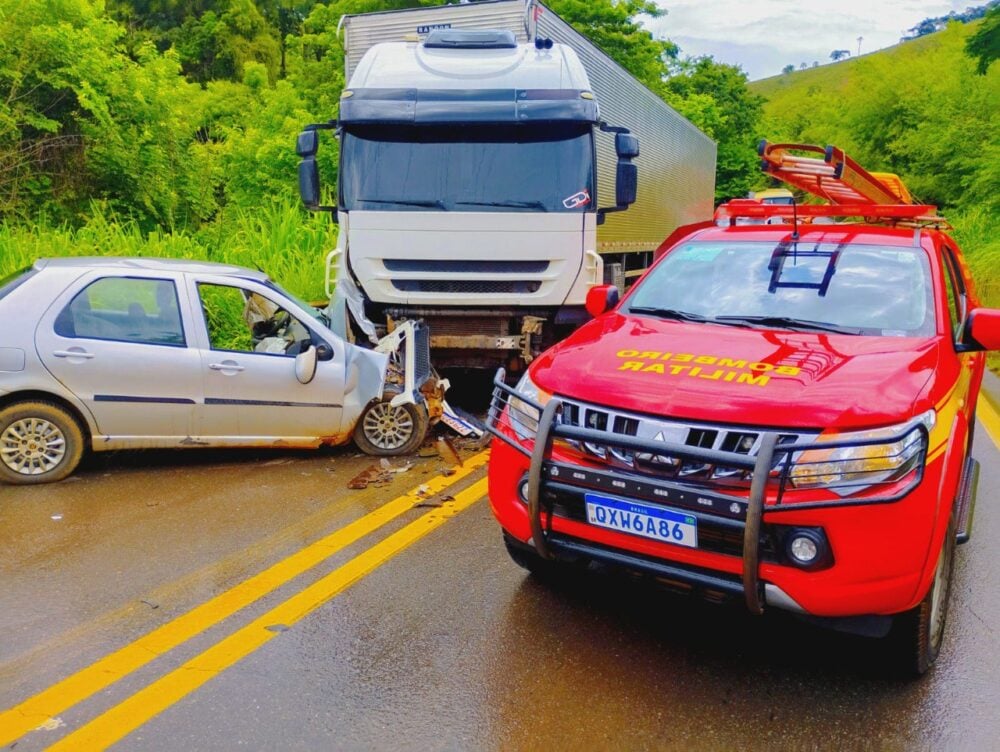 Batida frontal entre carro e carreta deixa motorista morto na MGC-120, entre Itabira e Nova Era