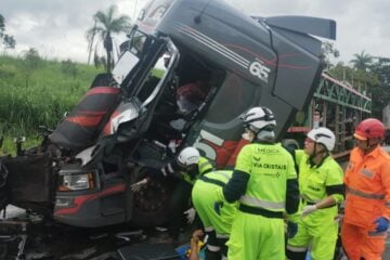 Motorista passa mal e provoca colisão entre carretas na BR-040