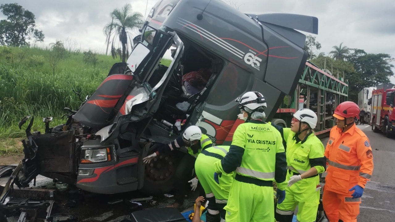 Motorista passa mal e provoca colisão entre carretas na BR-040