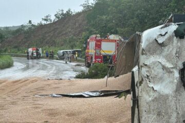Uma pessoa morre após batida entre caminhão com carga de feijão e Hilux na BR-251