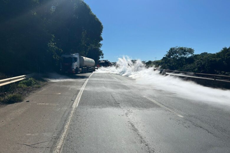 Acidente causa vazamento de argônio e interdita a BR-381; uma pessoa morreu