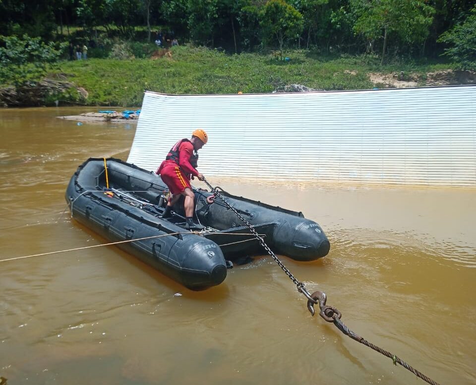 MG-262: itabirano morre após caminhão cair no rio Gualaxo, em Mariana