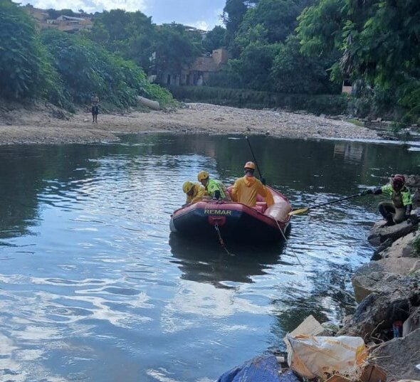 Homem morre afogado após jogar carro no Córrego do Onça durante fuga da polícia em BH