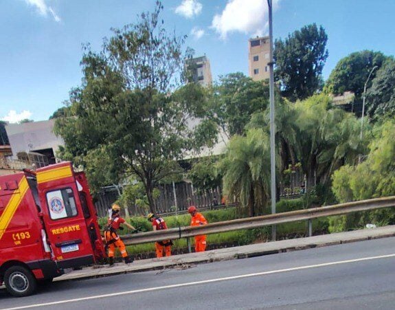 Bombeiros resgatam homem no rio Arrudas, no Centro de BH; vítima morreu no hospital