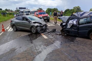 Colisão frontal entre dois carros deixa um morto e interdita trânsito na MGC-491