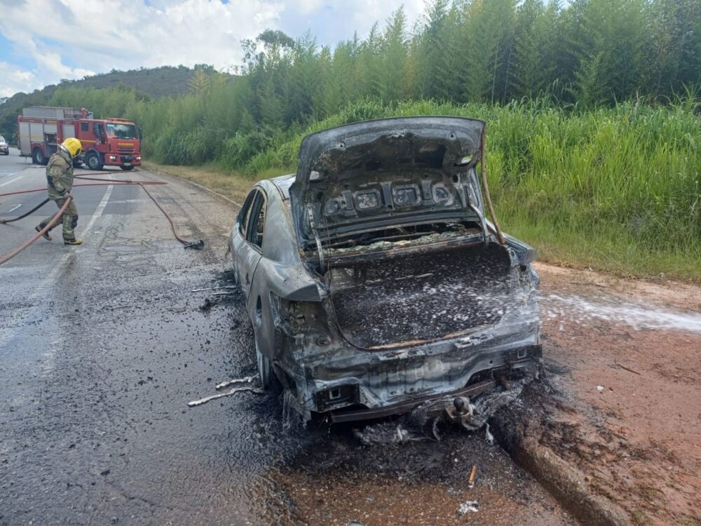 Carro movido a GNV pega fogo e mobiliza bombeiros na BR-040