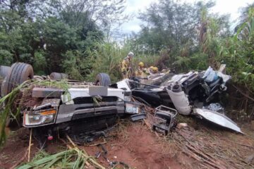 Caminhão capota e deixa um morto e uma mulher gravemente ferida na BR-040