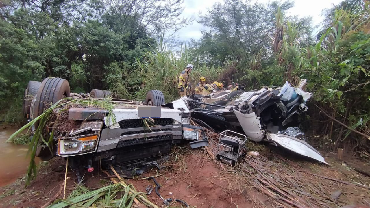 Caminhão capota e deixa um morto e uma mulher gravemente ferida na BR-040