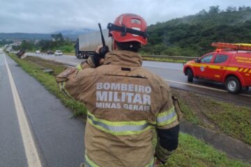 Caminhão-tanque com combustível se envolve em acidente na BR-262