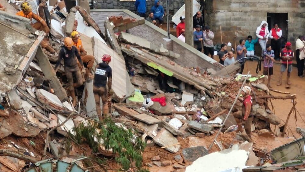 Cães farejadores reforçam buscas por vítimas após chuvas que já deixaram 16 mortos em Juiz de Fora