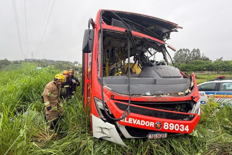 Ônibus bate em carreta e capota na MG-424, deixando sete feridos; dois estão em estado grave