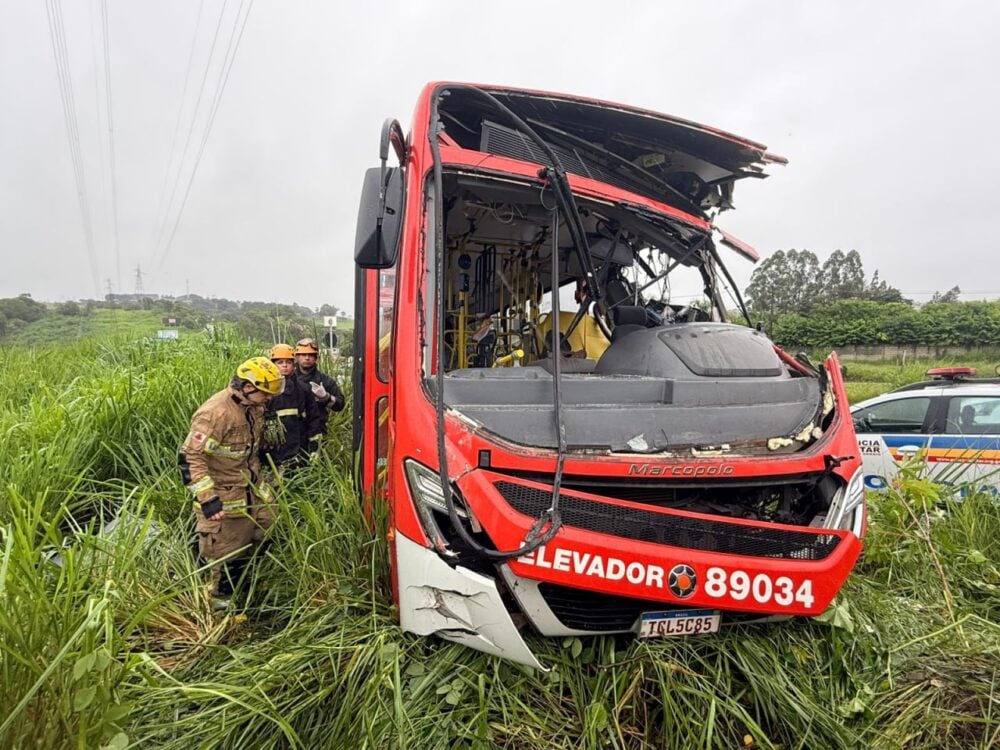 Ônibus bate em carreta e capota na MG-424, deixando sete feridos; dois estão em estado grave