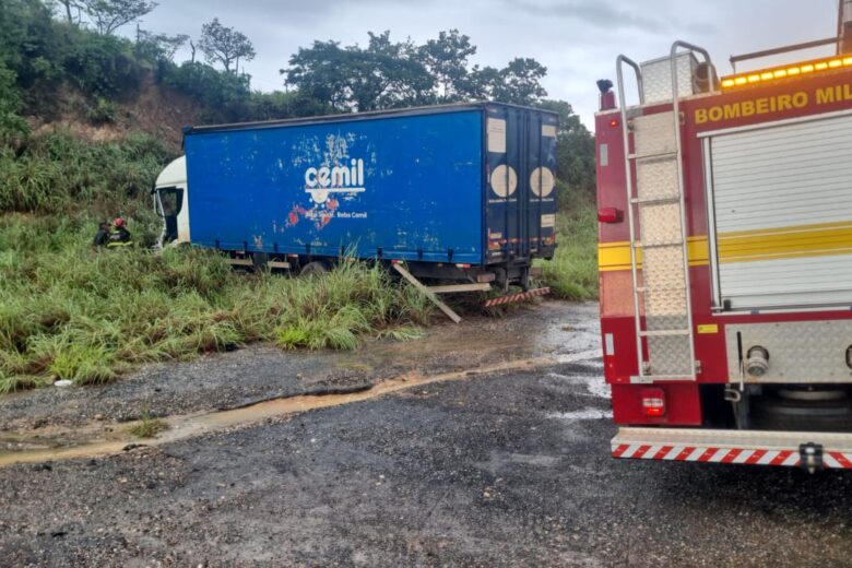 Motorista fica preso às ferragens após colisão entre caminhão e carreta na BR-251