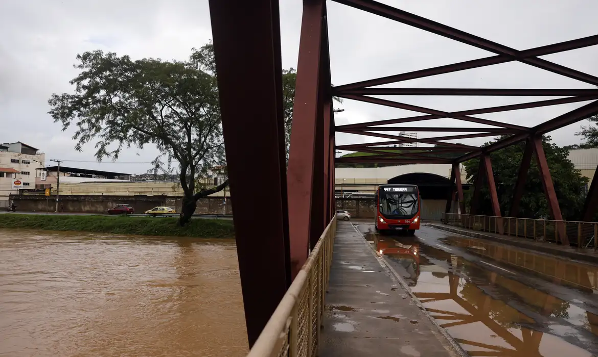 Chuvas provocam interdições em rodovias da Zona da Mata e DER-MG emite alerta a motoristas