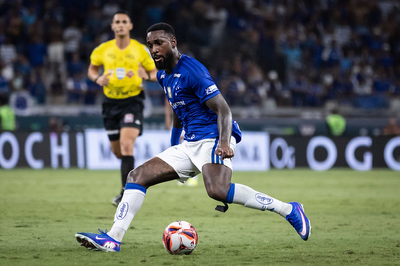Cruzeiro encara o Flamengo em busca da primeira vitória no Brasileirão; jogo será transmitido pela Rádio Caraça