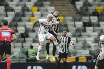 Atlético-MG vence no fim e impede liderança do São Paulo