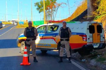 Caminhão tomba na MG-010, atinge carro e interdita duas faixas perto da Cidade Administrativa