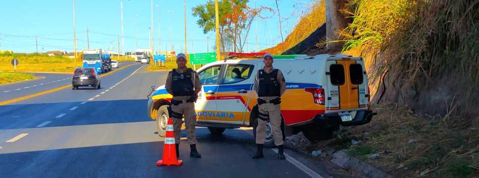 Caminhão tomba na MG-010, atinge carro e interdita duas faixas perto da Cidade Administrativa