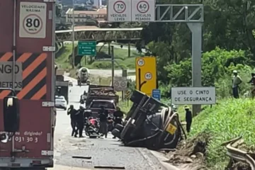Caminhão tomba no Anel Rodoviário e deixa motorista ferido na altura do Betânia, em BH