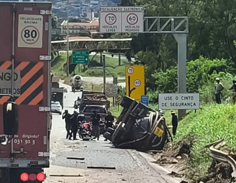 Caminhão tomba no Anel Rodoviário e deixa motorista ferido na altura do Betânia, em BH
