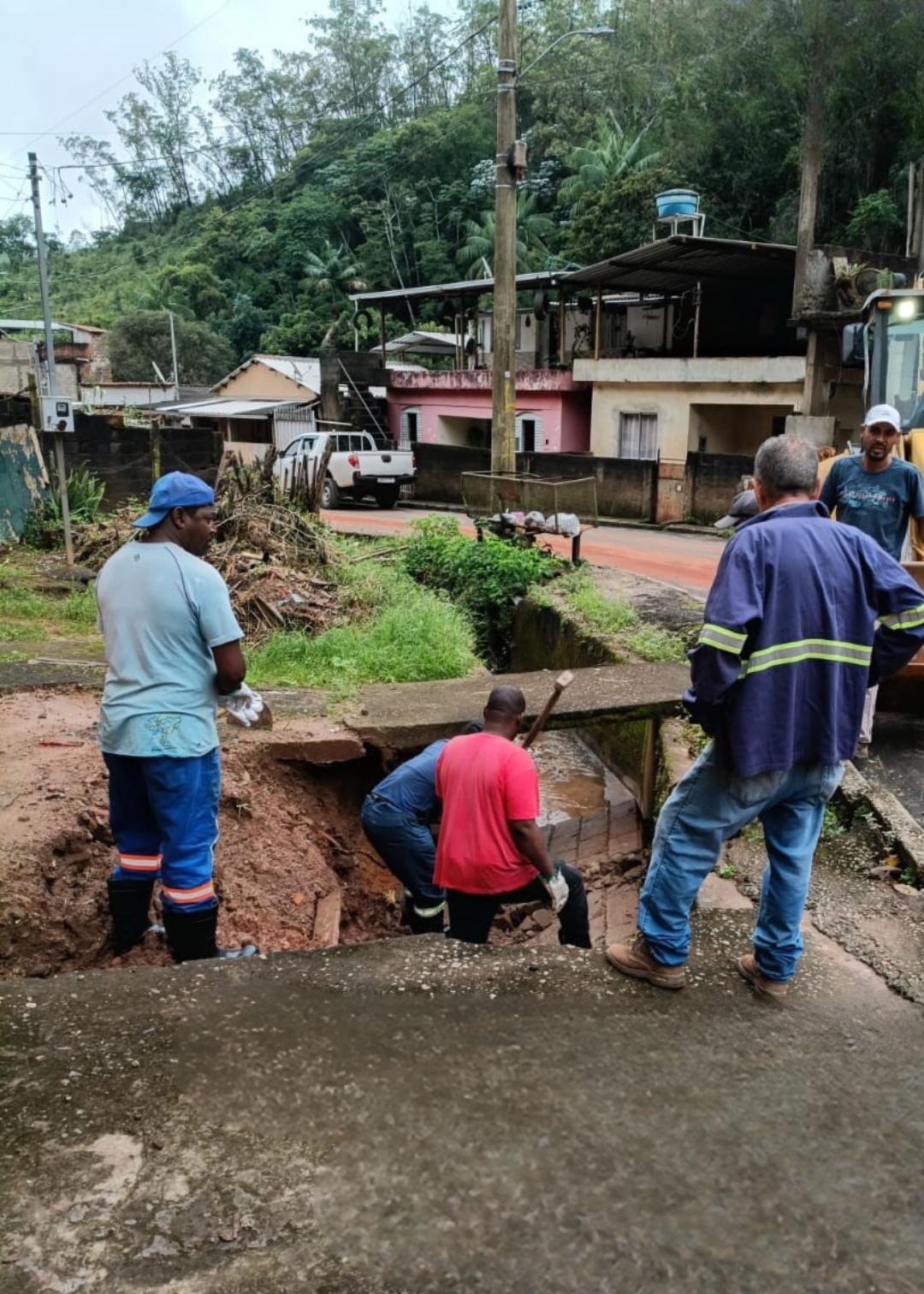 João Monlevade: Prefeitura realiza contenção emergencial em trecho de córrego do bairro Serra do Egito
