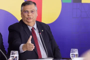 Moraes determina busca e apreensão a jornalista após reportagem sobre Flávio Dino
