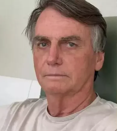 Bolsonaro passa por cirurgia no ombro e segue em observação em hospital de Brasília