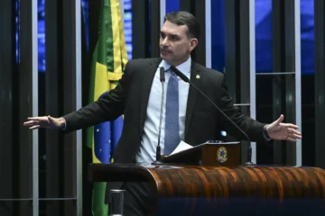 Flávio Bolsonaro reúne assinaturas e protocola PEC que acaba com reeleição para presidente