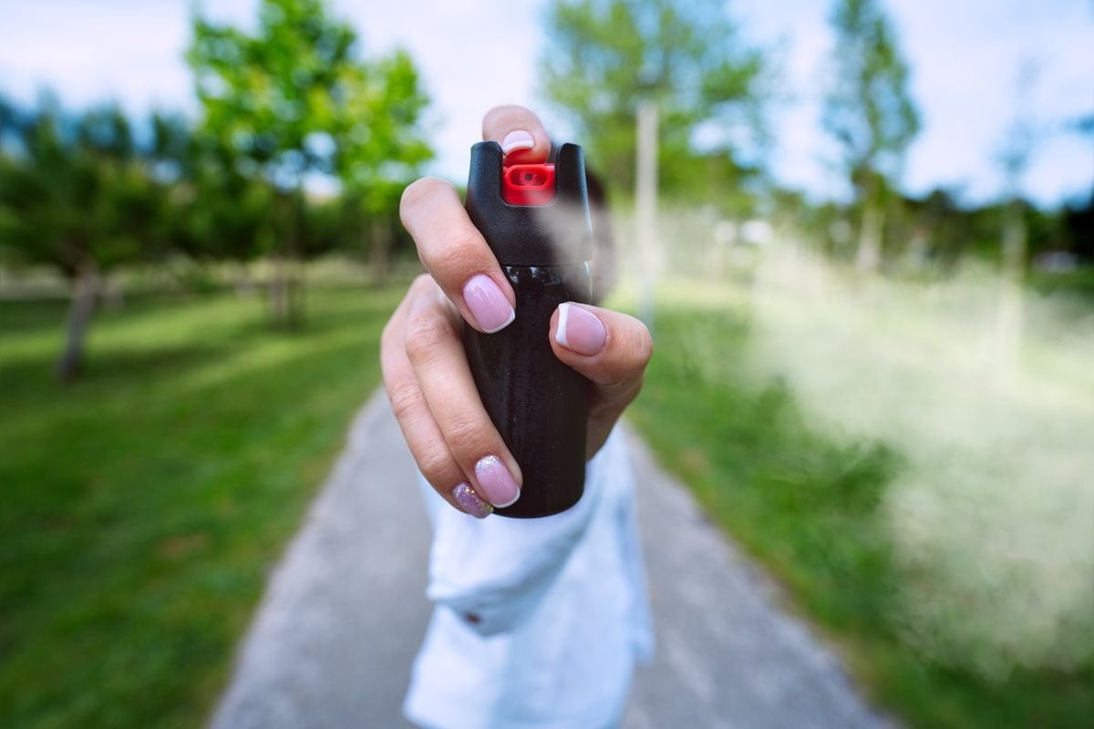 Projeto que autoriza spray de pimenta para defesa pessoal de mulheres avança e segue para o Senado