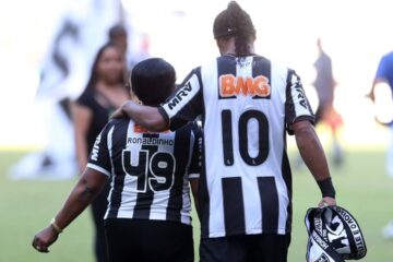 Ronaldinho parabeniza Atlético pelos 118 anos e diz: “Posso chamar de casa”