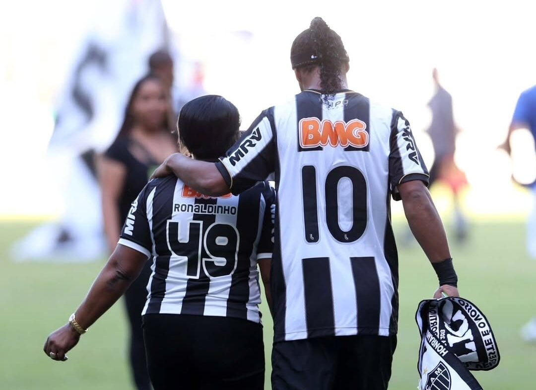 Ronaldinho parabeniza Atlético pelos 118 anos e diz: “Posso chamar de casa”