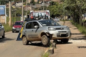Motorista perde controle e bate carro em calçada na avenida Cristina Gazire, em Itabira