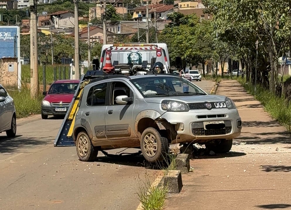 Motorista perde controle e bate carro em calçada na avenida Cristina Gazire, em Itabira