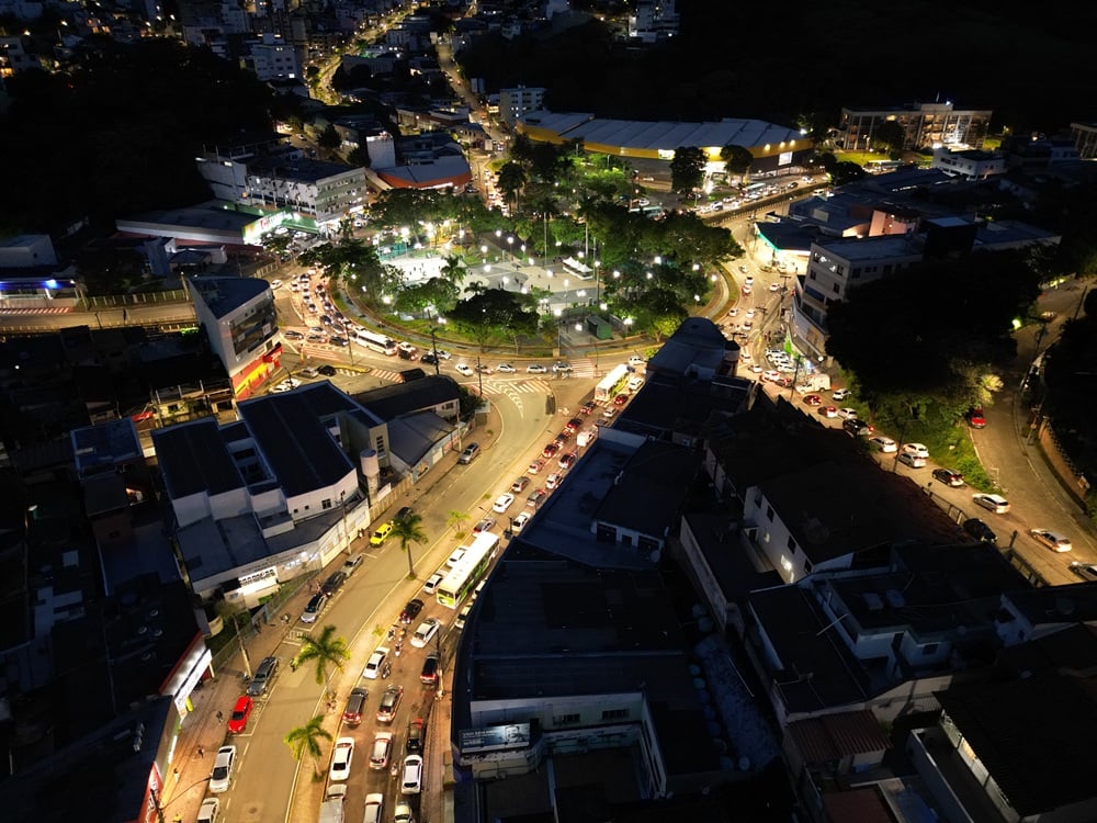 Trânsito intenso provoca congestionamentos na região central de Itabira nesta sexta-feira