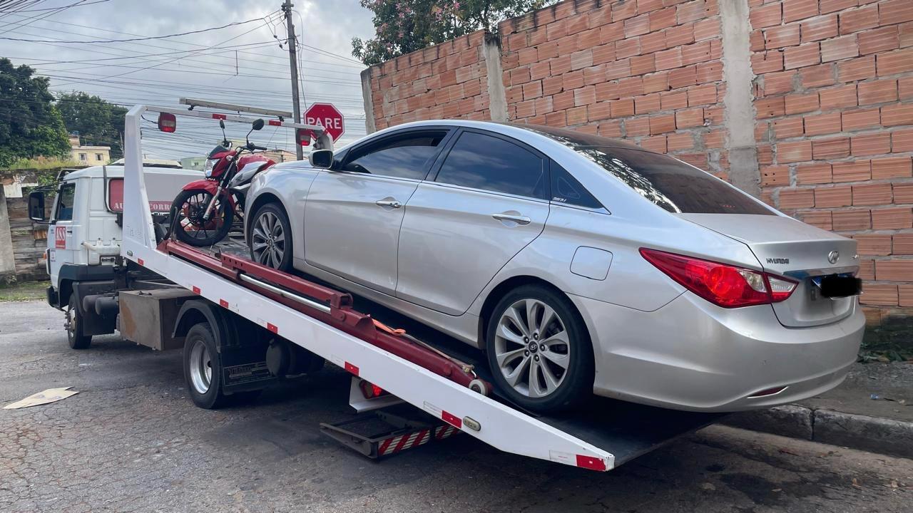 Influenciador é suspeito de divulgar manobras ilegais e negociar dispositivos para ocultar identificação de veículos em BH e Santa Luzia