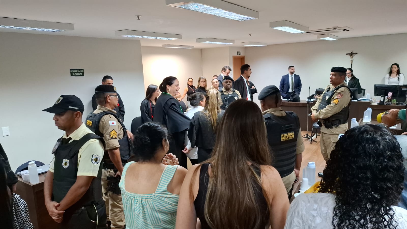 Júri absolve mulher acusada de matar companheiro em caso que envolve denúncia de violência sexual contra a filha