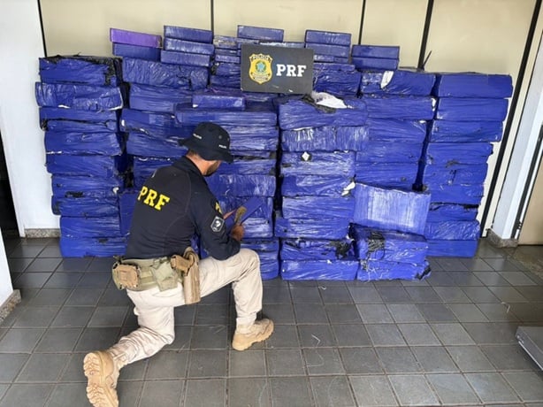 PRF intercepta caminhão com 1,8 tonelada de maconha escondida em carga de polvilho na BR-262