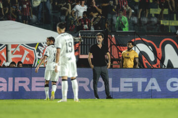 Vitória celebra ator Wagner Moura e supera o Atlético no Barradão