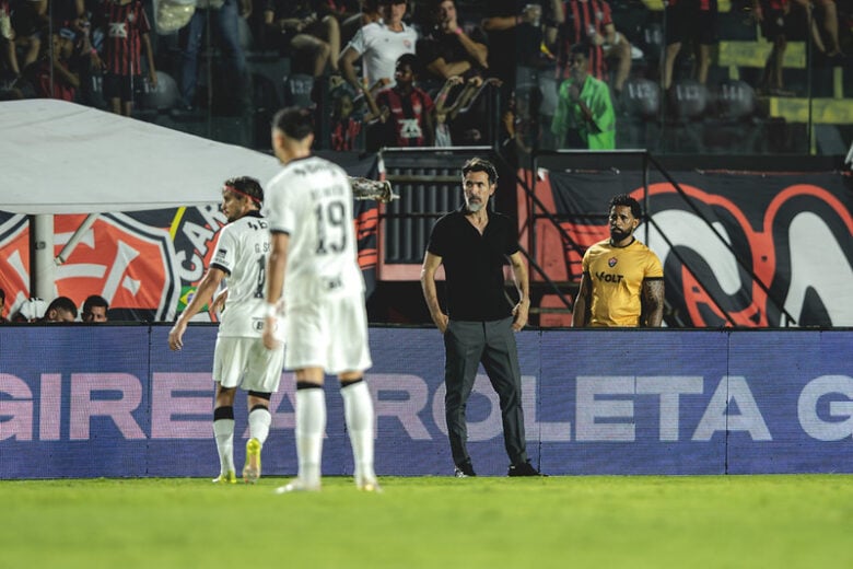 Vitória celebra ator Wagner Moura e supera o Atlético no Barradão