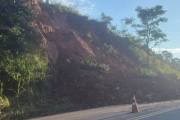 Deslizamento de terra afeta trânsito em trecho da BR-381